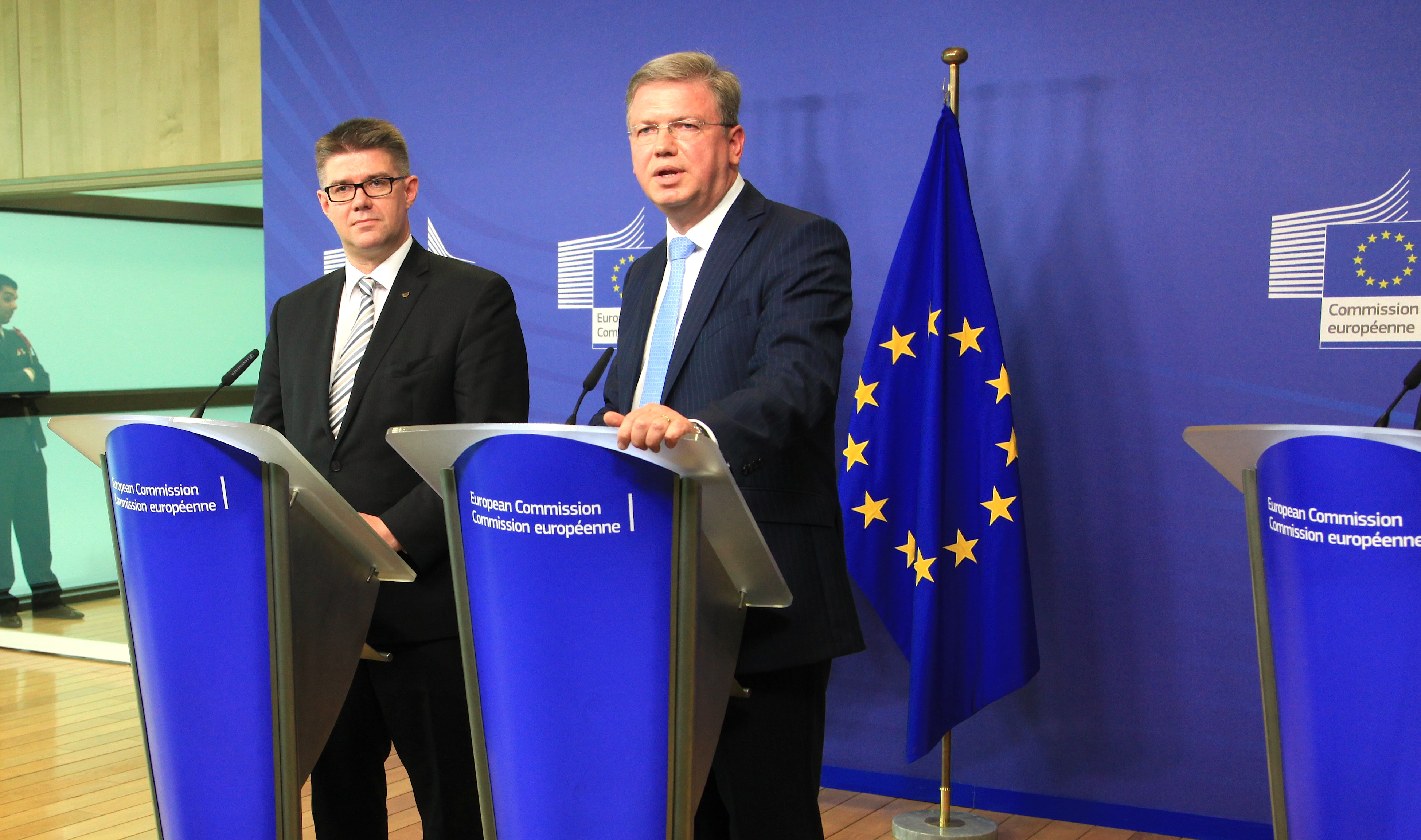 Il commissario per l'allargamento dell'UE Štefan Füle (destra) con il Ministro degli Esteri Islandese Gunnar Bragi Sveinsson (sinistra) nel giorno dell'annuncio del ritiro della domanda Islandese di ammissione all'UE