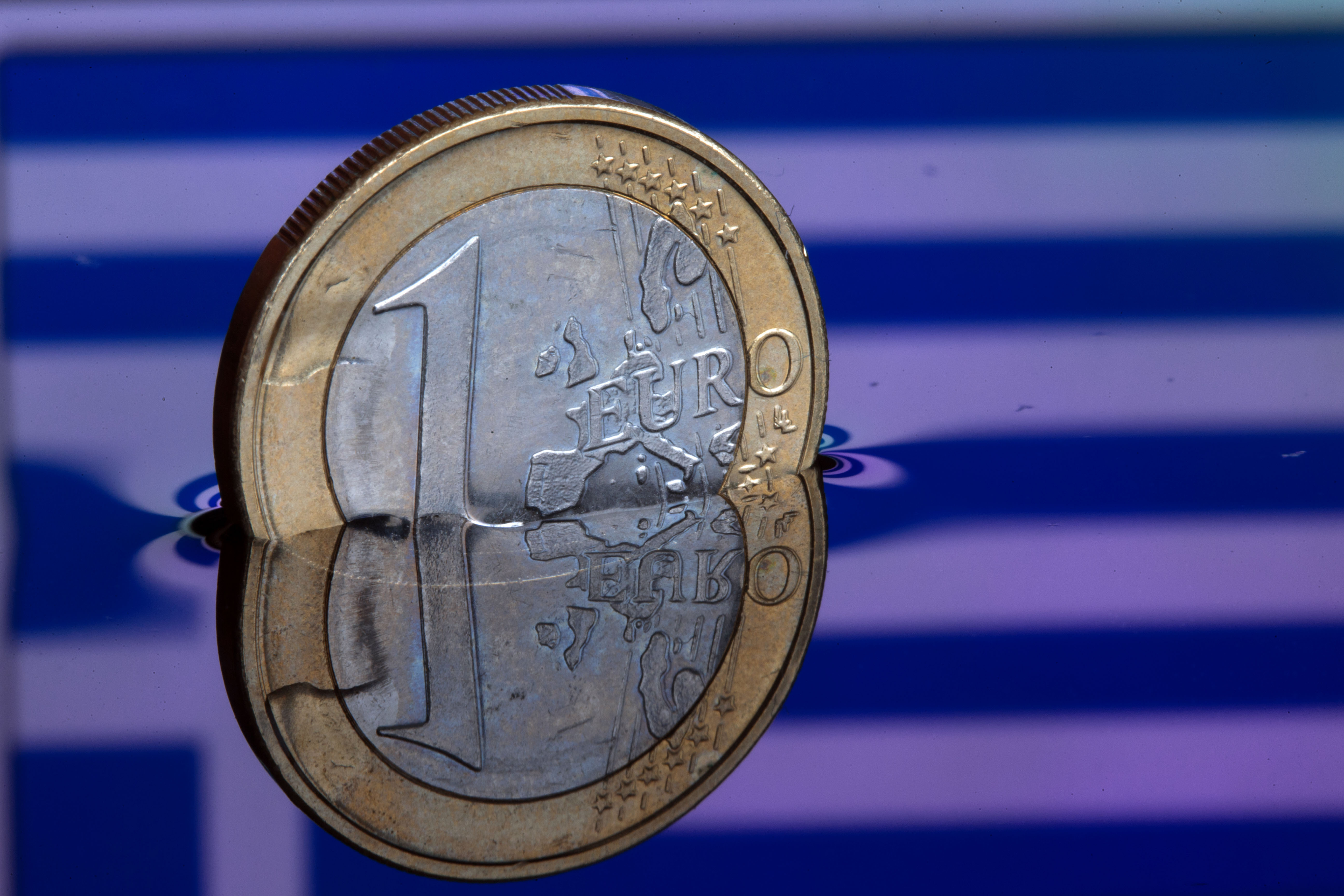 Euro decline continues