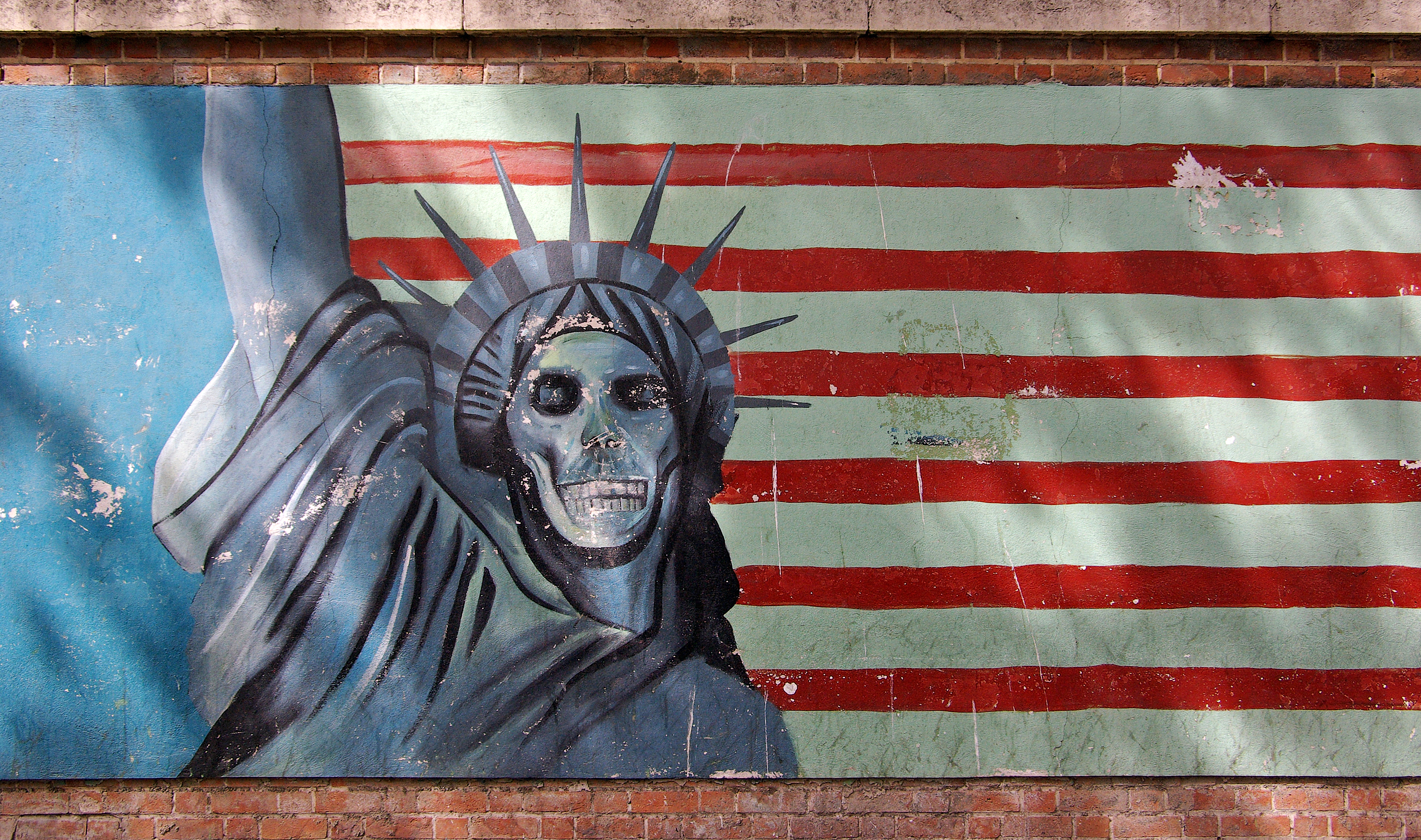 Teheran_US_embassy_propaganda_statue_of_liberty
